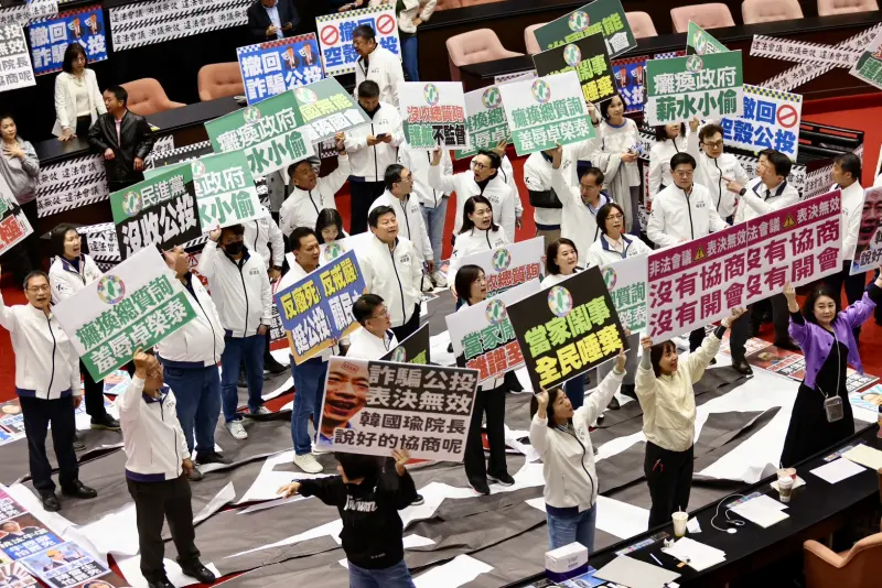 ▲藍委高舉「當家鬧事、全民唾棄」、「癱瘓政府、薪水小偷」等標語反擊。（圖／記者李政龍攝，2025.03.28）