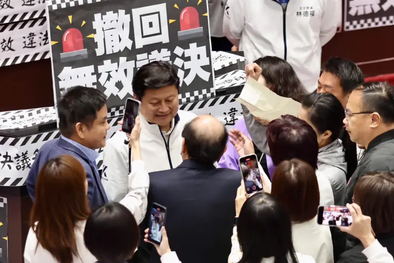 ▲綠委包圍傅崐萁。（圖／記者李政龍攝，2025.03.28）