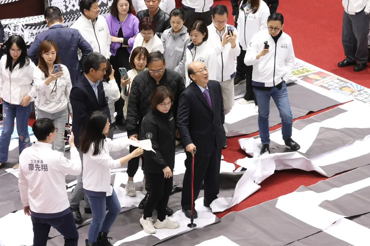 ▲徐巧芯拿驗傷單追著柯建銘，氣得柯怒嗆：「去告，有種去告」。（圖／記者李政龍攝）