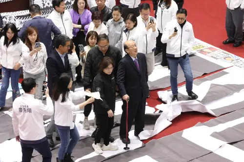 綠委 ▲藍委突然進入議場,與綠委互相叫囂。(圖/記者李政龍攝,2025.03.28)