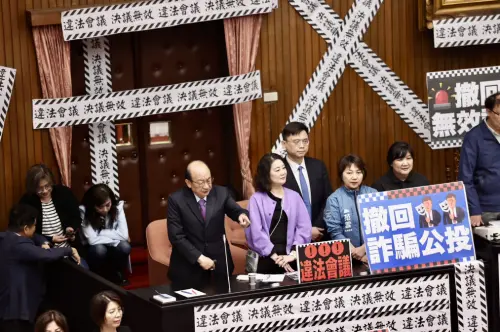 ▲民進黨團占領議場,表達「違法會議、決議無效」訴求。(圖/記者李政龍攝,2025.03.28) ▲民進黨團一早占領議場。(圖/記者李政龍攝,2025.03.28)
