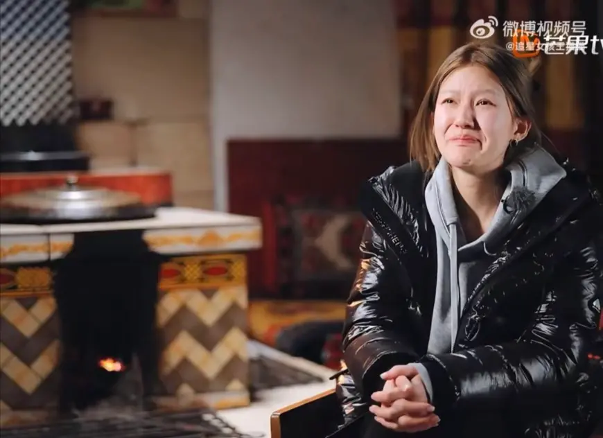 ▲趙露思（如圖）在公益節目《小小的勇氣》中情緒潰堤，透露自己和父母從小不親，是直到這次生病才真的成為一家人。（圖／翻攝自微博）