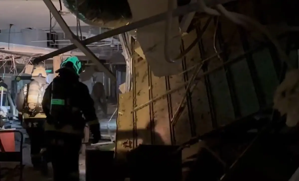 ▲新光三越中港店氣爆發生後，消防人員多次進入現場勘驗。（資料畫面）