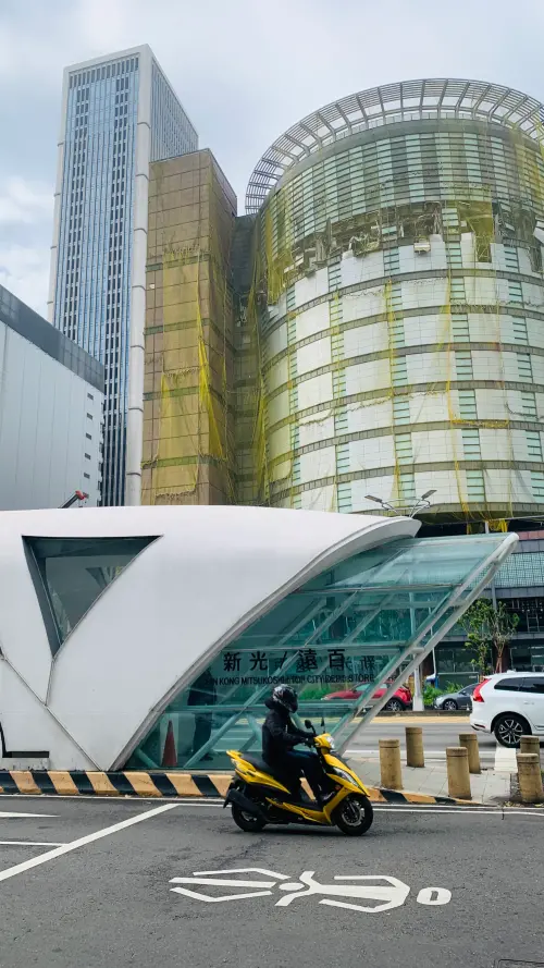 ▲新光三越中港店氣爆後一個多月，被炸開的建物構造尚未清除完畢。（圖／記者顏幸如攝，2025.03.28）