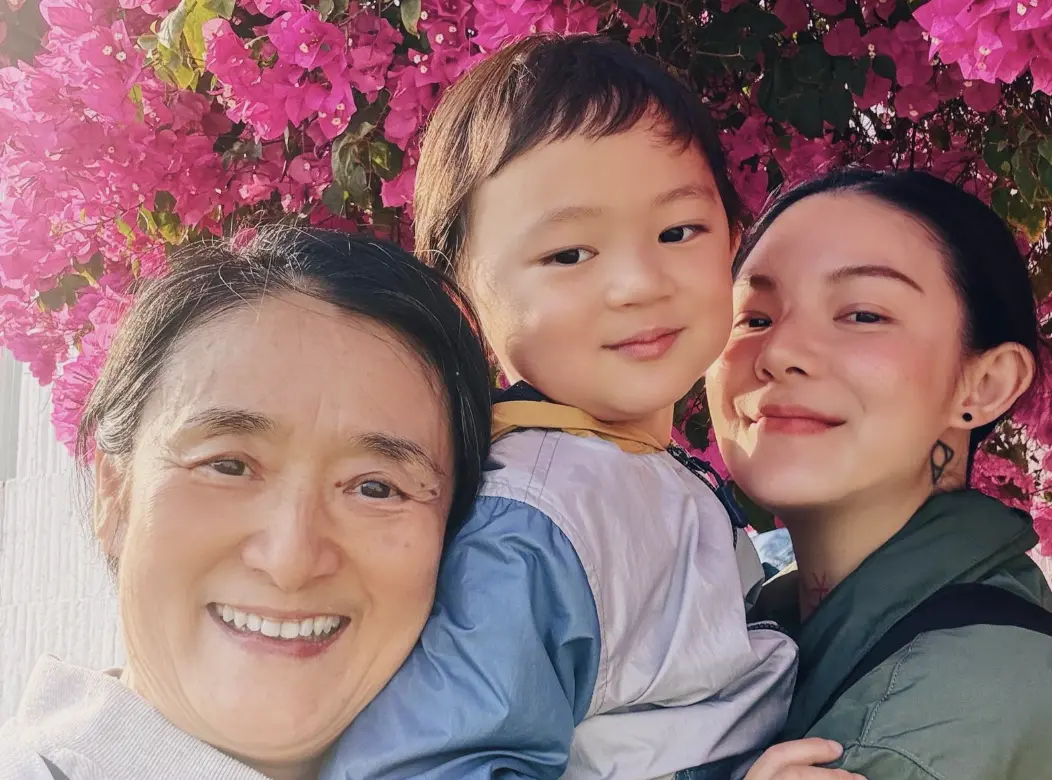 ▲譚艾珍（左1）宣布退休，但轉換跑道做公益，歐陽靖（右1）也透露媽媽長期有睡眠障礙的問題，確實不適合再外宿拍戲。（圖／翻攝自歐陽靖臉書）