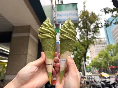 ▲全家抹茶季推「伊藤園抹茶霜淇淋」。（圖／記者鍾怡婷攝）
