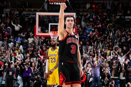 ▲芝加哥公牛在最後12.6秒完成驚天逆轉，以119：117險勝洛杉磯湖人。Josh Giddey在LeBron James面前投進絕殺三分球。（圖／美聯社／達志影像）