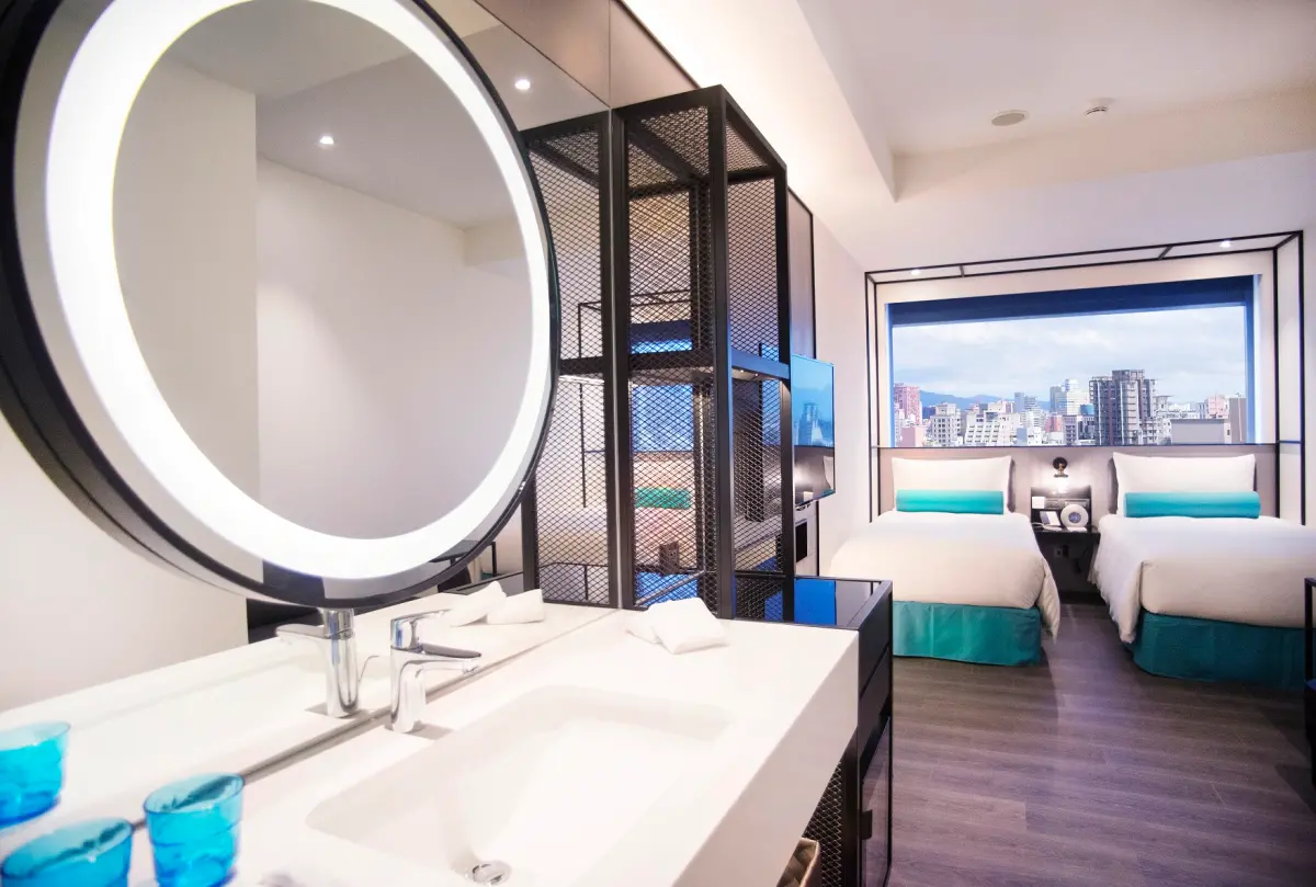 ▲4月到台北旅遊，有兩家飯店推出超值住宿優惠可列入考慮！台北凱達大飯店雙人房平日每晚2,588元起，家庭四人房平日每晚4088元起；而老爺會館入住能免費品嚐兩款漢堡，雙人每晚2699元起。（圖／台北凱達飯店提供）