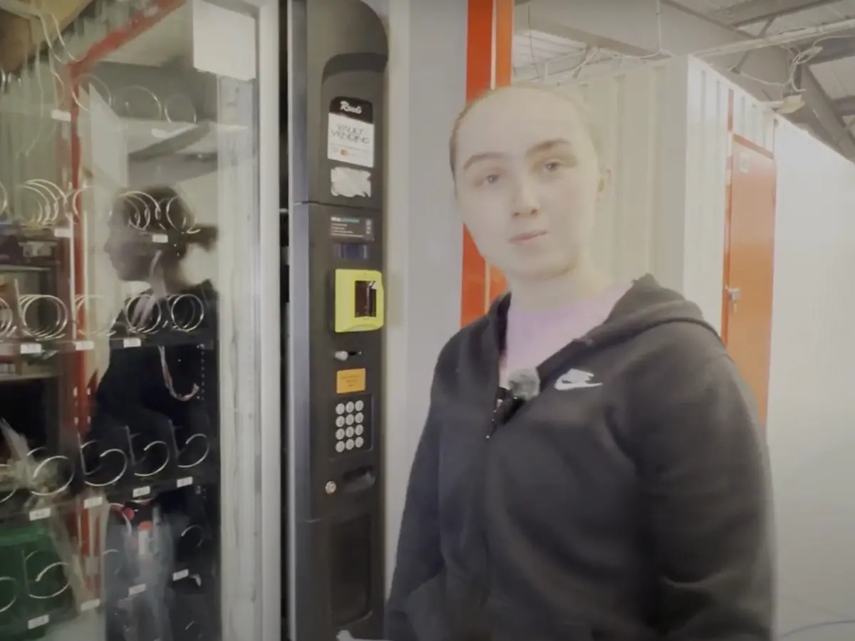 ▲英國一位26歲女子梅根（Megan Healey）辭去年薪2萬7000英鎊的金融業工作，靠著自動販賣機創業，如今手中擁有27台自動販賣機，每月可賺入7000英鎊。（圖／翻攝自Megan Healey的YouTube影片截圖）