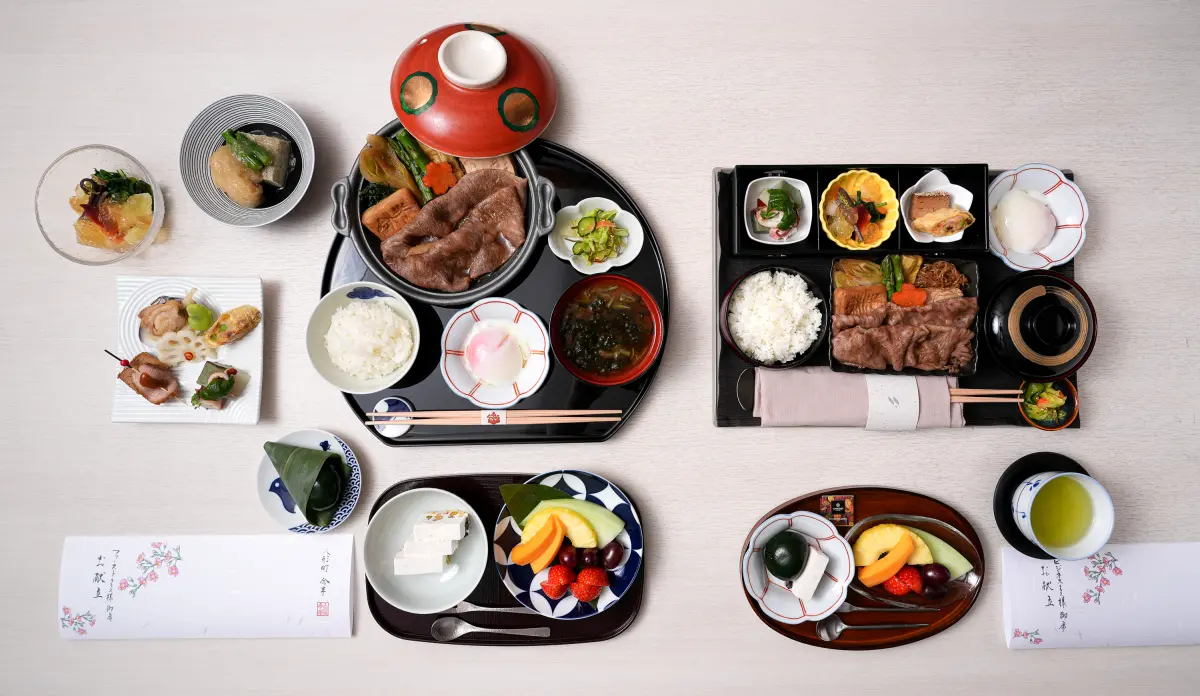 ▲星宇航空2025年春季新菜單出爐，包含日本百年壽喜燒老店「人形町今半」，推出以「新」與「鮮」為主軸的新菜色。（圖／業者提供）