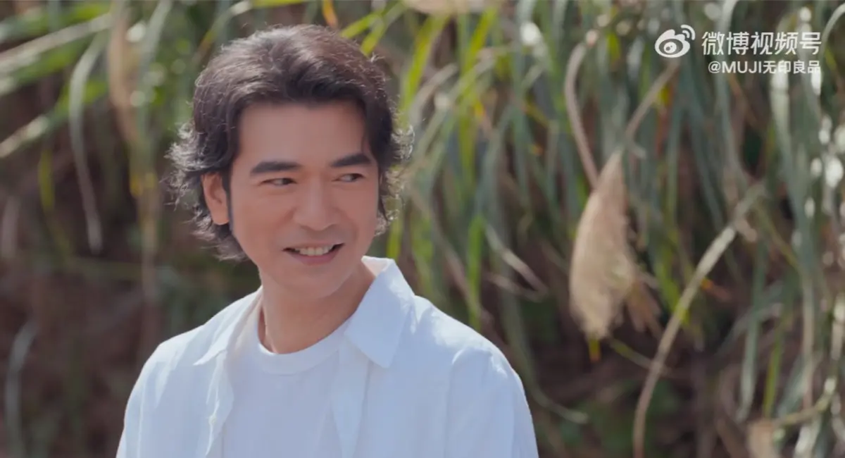 ▲金城武代言中國無印良品，2分鐘廣告片今日終於曝光。51歲金城武臉上雖有皺紋但依舊帥氣，身上同款穿搭最便宜只要台幣590元。（圖／翻攝自MUJI無印良品微博）