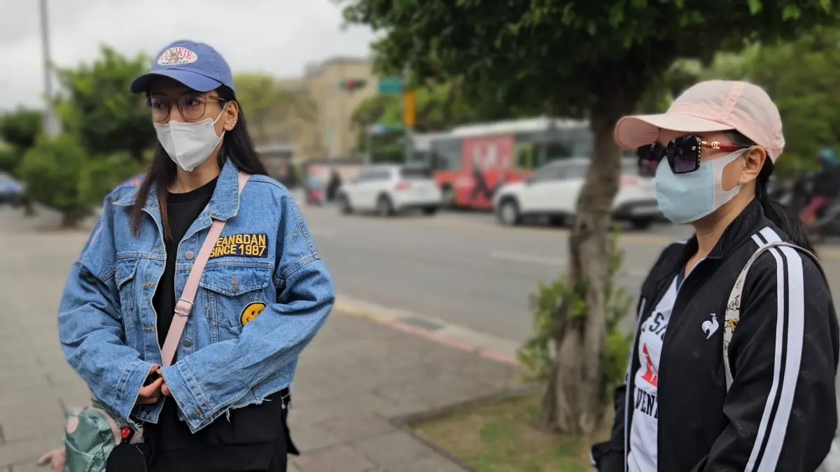 ▲爆發武統言論爭議後，恩綺（左）首度現身，與另一名也被要求限期離境的中配小微（右），一起到總統府陳情。（圖／記者劉松霖攝，2025.03.28）