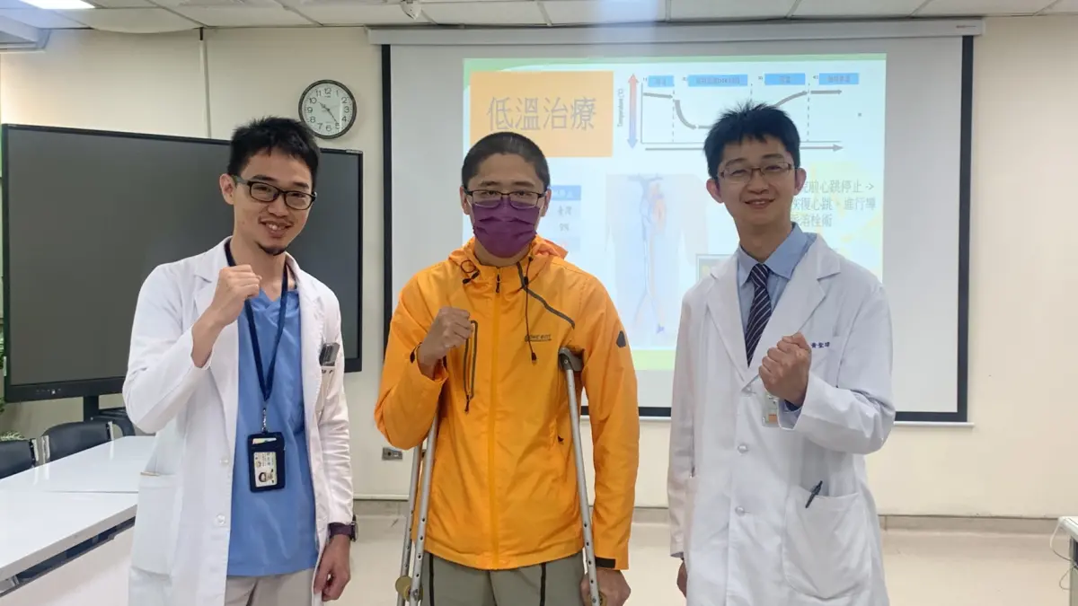 ▲胸腔內科醫師黃仲儒（左）與心臟內科醫師黃聖瑋（右）一起幫林男（中）加油，盼他早日康復，（圖／台中醫院提供）