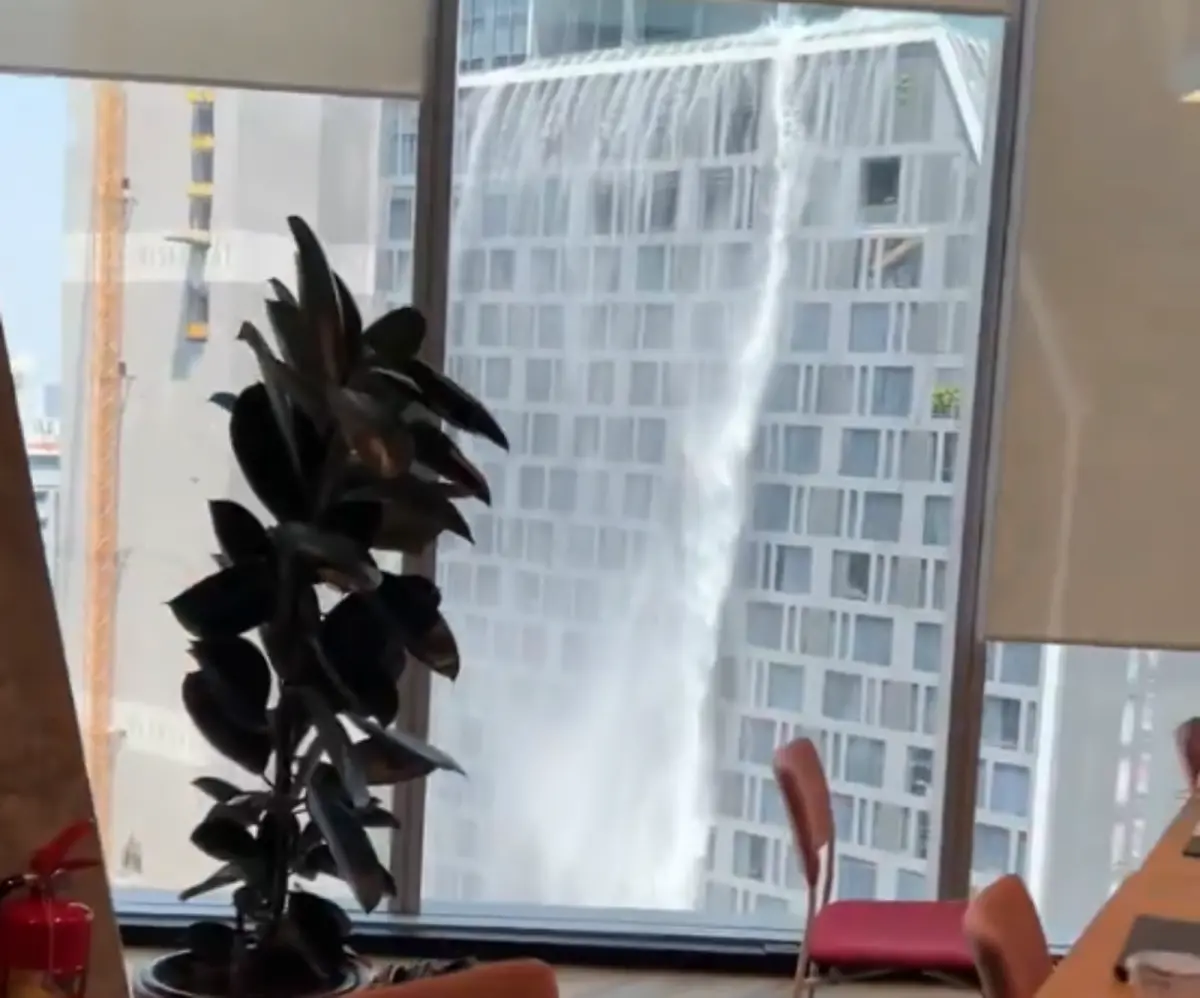 ▲地震當下，泰國曼谷高層飯店拍到泳池池水向下灑的畫面。（圖／截取自X影片）