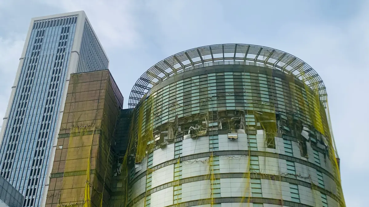 ▲被新光三越氣爆案炸開的外牆附掛物，目前以施工圍網與外界隔離。（圖／記者顏幸如攝，2025.03.28）