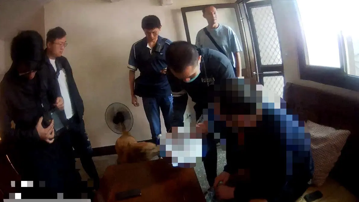 ▲▲市少年隊員警逮捕以「三方假網拍」之方式詐騙20餘被害人之犯嫌。(圖／高市警局少年隊提供）