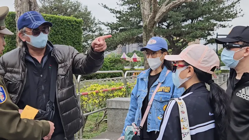 ▲小微丈夫陳先生(左一)、恩綺(左二)、小微(右二)、恩綺丈夫羅先生(右一),來到總統府遞交陳情書。(圖/記者劉松霖攝)