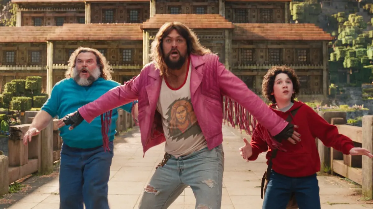 ▲美國喜劇天王傑克布萊克（左）在《MINECRAFT 麥塊電影》中飾演「史蒂夫」，與「水行俠」傑森摩莫亞（右）一搭一唱，組成最具「笑」果的孩子王搭檔，他也透露，會接下這部片竟是因為兒子。（圖／華納兄弟提供）