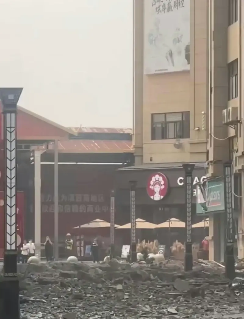 ▲瑞麗市區廣場有棚子倒塌。(圖/翻攝自香港01)