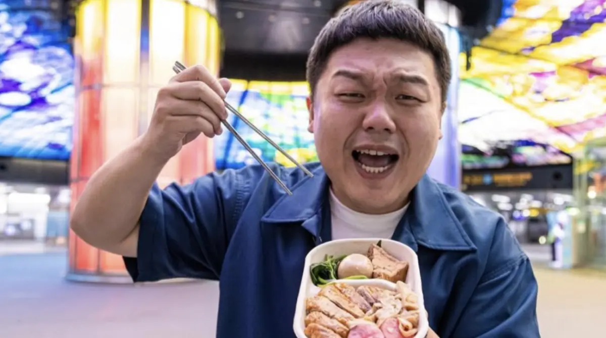 ▲緬甸、泰國今（28）日下午發生嚴重強震，人氣美食部落客、主持人「小納豆」（如圖）人在當地逃命，稍早他還原驚恐情景，「很多人叫我們衝到外面逃命，跟著大家往外面衝，大樓警報器鈴鈴作響，太可怕了！」（圖／翻攝自豆比登美食旅遊指南IG）