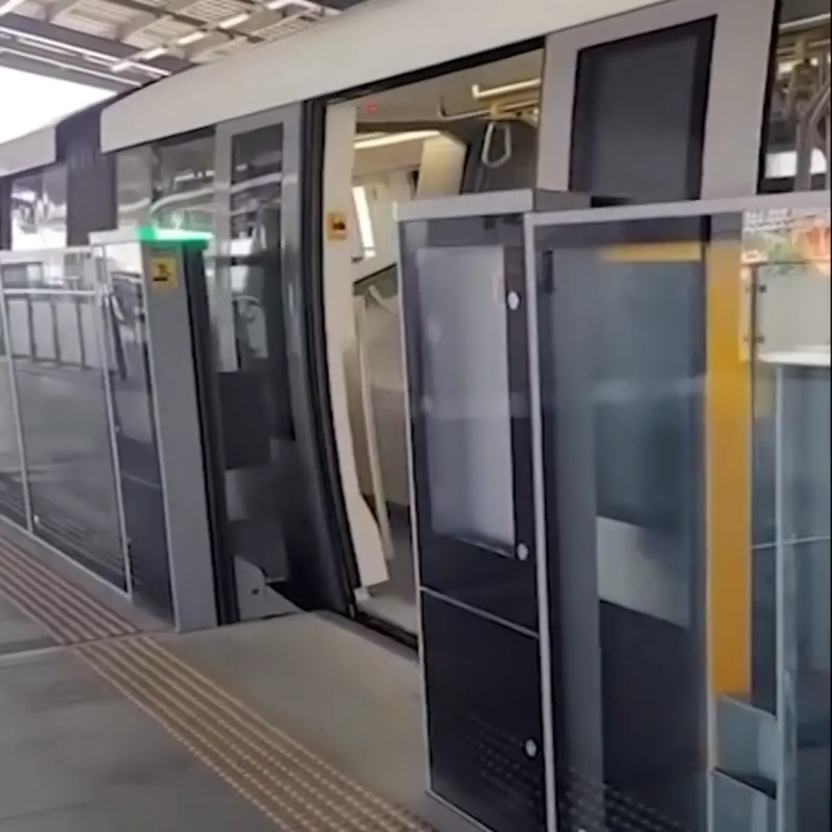 ▲受到緬甸7.7強震影響，BTS空鐵列車在震動中猛烈晃動。（圖／截取自影片）