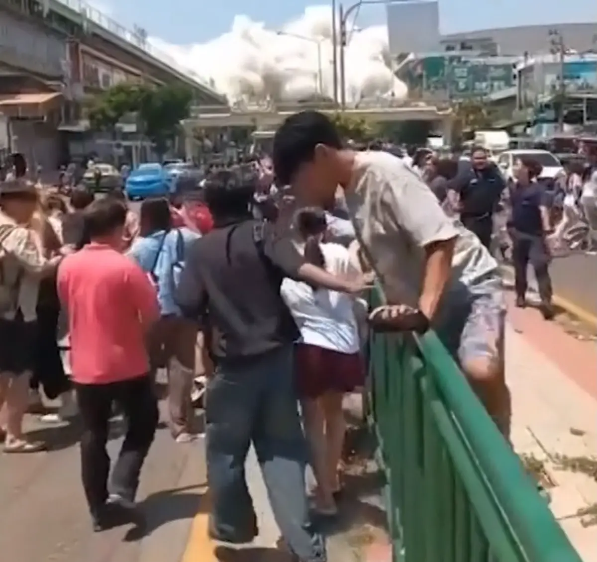 ▲緬甸28日發生規模7.7強震，震感強烈襲擊泰國曼谷，市區多處感受到劇烈搖晃，觀光熱點恰圖恰附近，原本正在市集逛街的遊客也陷入恐慌並逃竄。（圖／截取自影片）