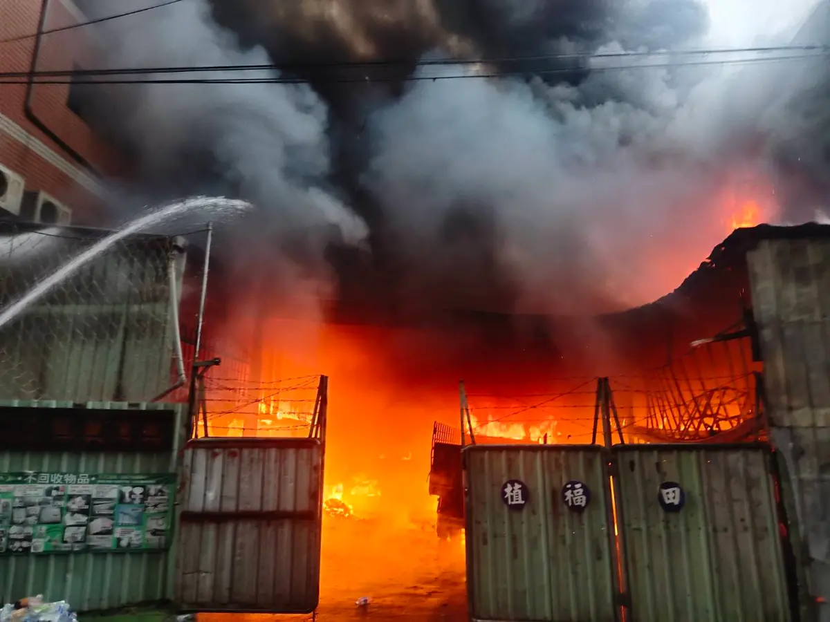 ▲新莊中港路一間資源回收場發生火警，消防人員立即趕往現場搶救中。（圖／新北市消防局提供）