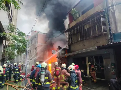 ▲新莊中港路一間資源回收場發生火警，消防人員立即趕往現場搶救中。（圖／新北市消防局提供）