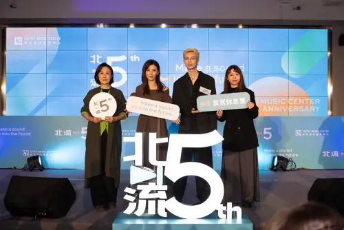 蘇慧倫 黃韻玲 ▲蘇慧倫(左二)力挺好友黃韻玲(左一),出席「台北流行音樂中心5週年」起跑活動記者會。(圖/北流提供)