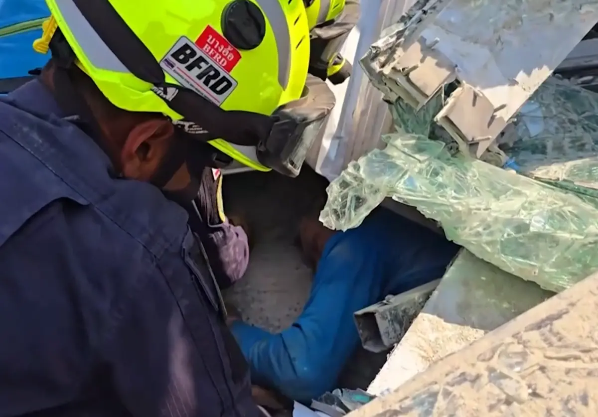 ▲曼谷恰圖恰觀光區一處興建中的高樓，因緬甸大地震而倒塌，造成多人受困。（圖／截取自影片）