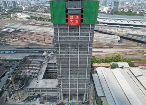 泰國審計署新大樓去年4月才剛剛慶祝封頂完成。(圖/翻攝北京國復諮詢有限公司網站) ▲泰國審計署新大樓去年4月才剛剛慶祝封頂完成。(圖/翻攝北京國復諮詢有限公司網站)