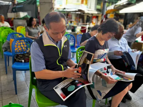 ▲▲黃志榮(右三)很開心在4/2世界自閉症關懷日前，有機會到星星兒社會福利基金會大同社區照顧中心，共讀由崑山科技大學學生以大同星兒為主角所完成的「太空鼠與銀河拼圖」繪本故事。（圖／台電高雄區營業處提供）