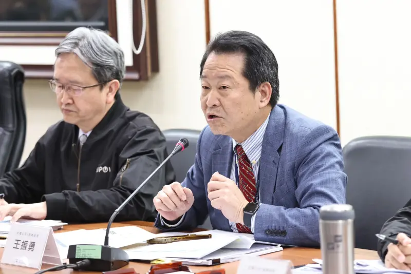 ▲王振勇表示，燃料價格要用長期來看，目前煤價看起來是有下修，有機會降到每噸120至130美元；燃氣根據預測為13元至14元，與去年11元至12元還高。（圖／記者李政龍攝影）
