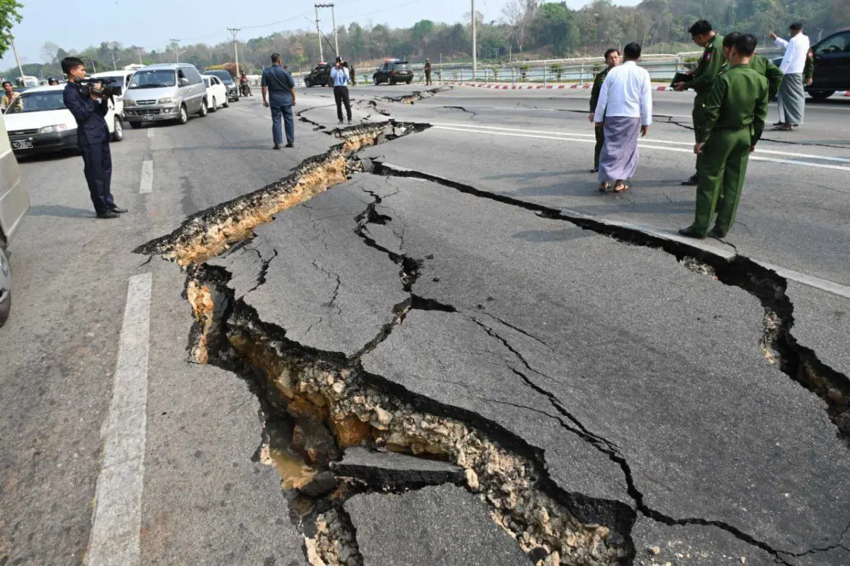 ▲緬甸今（28）日下午發生遭遇強震侵襲，有專家形容這次地震就像「在地球上劃開一道巨大刀痕」，威力相當恐怖。（圖／翻攝自Khit Thit Media臉書）