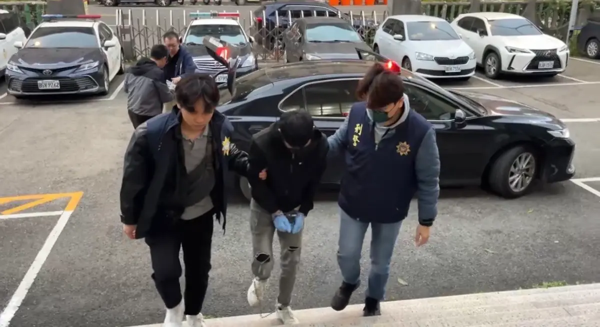 ▲賭場找來協助洩憤的槍手被警方從苗栗押解回桃園平鎮。（圖／翻攝畫面）