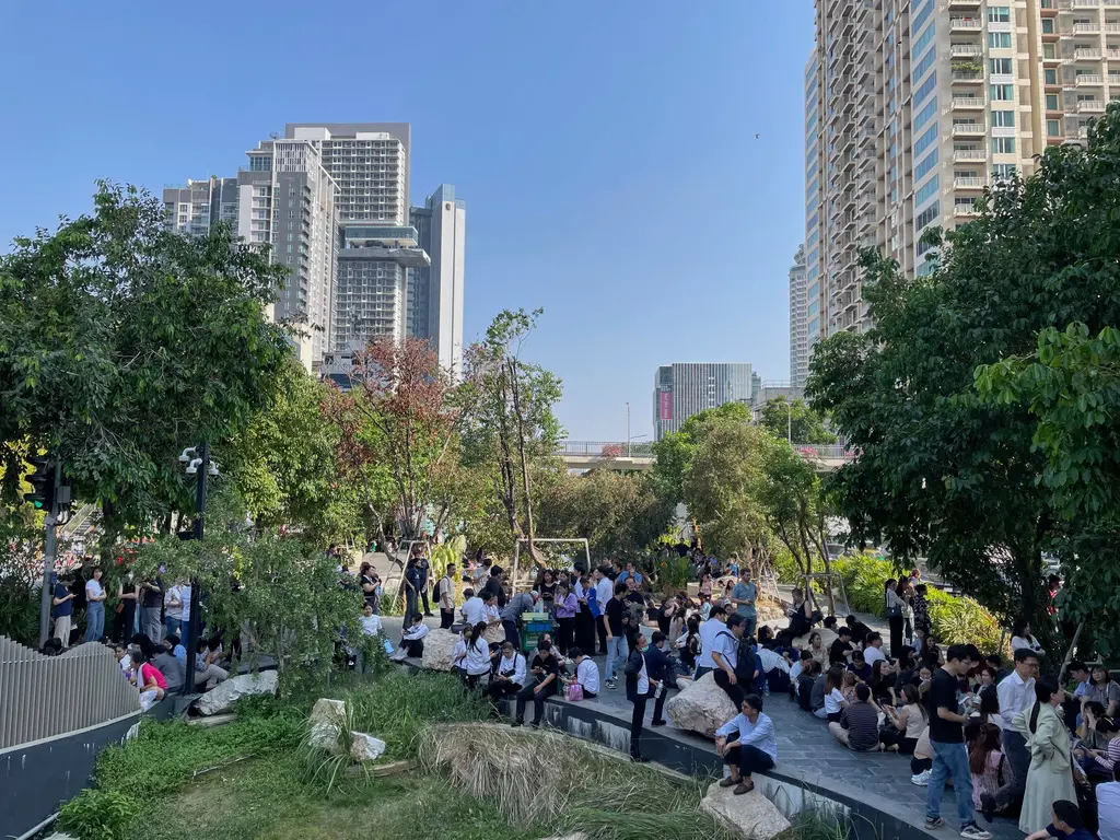 ▲緬甸強震波及泰國曼谷，震感相當劇烈，大批民眾走出建築物到大街避難。（圖／美聯社／達志影像）