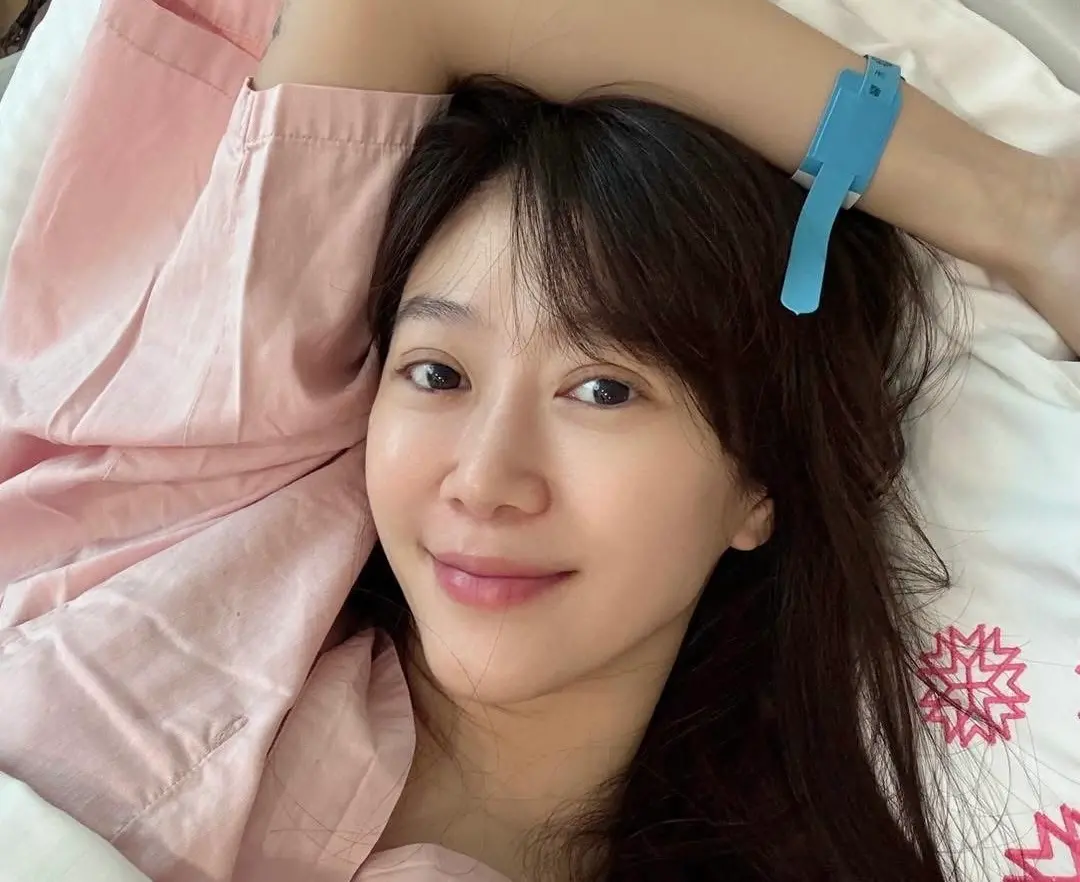 ▲曾出演台劇《天道》、《我的婆婆怎麼那麼可愛》的演員許蓁蓁，去年無預警宣布結婚，今（28）日宣佈順利產下女兒小珍珠，並曬出產後超美照，大讚老公是神隊友。（圖／許蓁蓁 臉書）