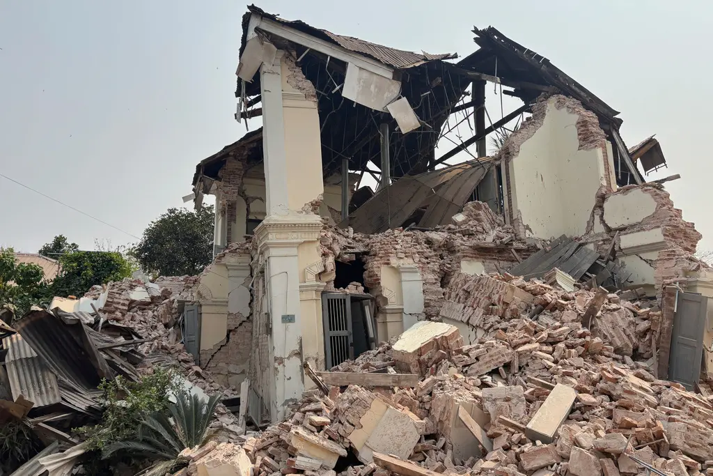 ▲緬甸28日發生規模7.7強震，多棟建築倒塌，目前死傷仍不明。（圖／美聯社／達志影像）