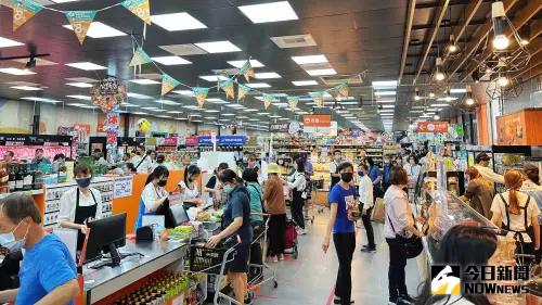 ▲家樂福左營文上店開幕，一早就吸引眾多民眾前往。（圖／記者陳美嘉攝，2025.03.28）