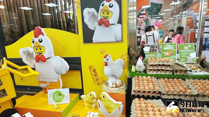 ▲家樂福左營文上店內全台家樂福首座「樂高專區」成為亮點，此外，更是家樂福第一家100%只販售非籠飼雞蛋的超市。（圖／記者陳美嘉攝，2025.03.28）