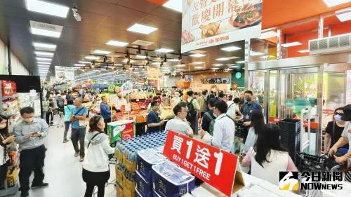 ▲家樂福左營文上店歡慶開幕，祭出買一送一、滿額贈禮等多重驚喜，回饋當地民眾。（圖／記者陳美嘉攝，2025.03.28）