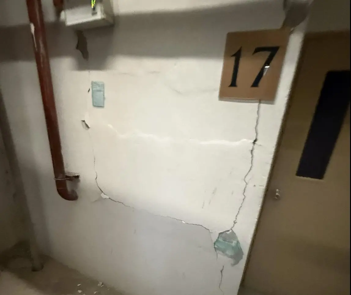 ▲緬甸規模8.2強震，鄰近國家泰國也傳災情，多動建築出現龜裂情形。（圖／翻攝Rex Huang）