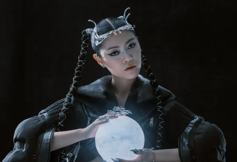 ▲楚晴（如圖）先前曾在林俊傑演唱會露面，近來終於公布身分，她其實是林俊傑的師妹，這次出專輯也終於不再戴面具了。（圖／JFJ Productions提供）