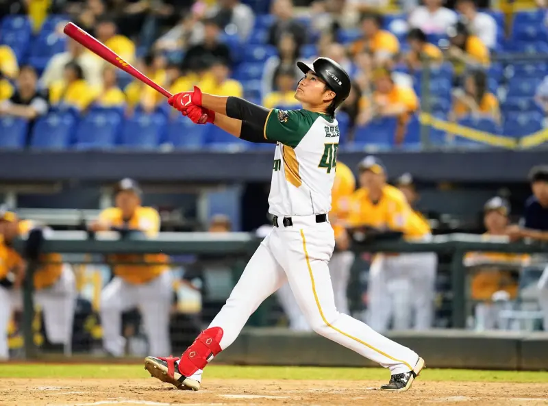 ▲中華職棒大聯盟（CPBL）昨（8）日由台鋼雄鷹交手統一獅，台鋼小將曾昱磬及時挺身而出，敲出生涯首轟，也助台鋼拿下近四場賽事中的第三勝。　（圖／台鋼雄鷹提供）