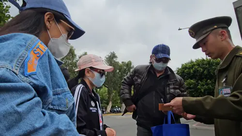 獨/承認台灣主權?「武統中配」小微、恩綺離台倒數衝這7警包圍 ▲中配恩綺(左一)、小微(左二),前往總統府遞交陳情書。(圖/記者劉松霖攝)
