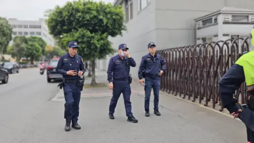獨/承認台灣主權?「武統中配」小微、恩綺離台倒數衝這7警包圍 ▲中正一分局10分鐘內派7人到總統府2號門。(圖/記者劉松霖攝)