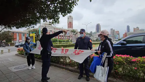 獨/承認台灣主權?「武統中配」小微、恩綺離台倒數衝這7警包圍 ▲小微(右)、恩綺(左)打算在府前停車場旁邊拉白布條,遭警方勸走。(圖/記者劉松霖攝)