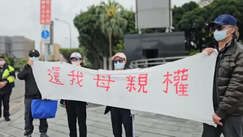 獨/承認台灣主權?「武統中配」小微、恩綺離台倒數衝這7警包圍 ▲小微丈夫陳先生(右一)、小微(右二)、恩綺(左二)、恩綺丈夫羅先生(左一),在白色恐怖紀念碑拉白布條陳情。(圖/記者劉松霖攝)