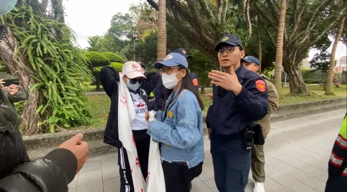 獨/承認台灣主權?「武統中配」小微、恩綺離台倒數衝這7警包圍 ▲小微(左二)、恩綺(左三)站完30分鐘仍走回總統府,介壽所長余承翰立刻攔截勸阻。(圖/記者劉松霖攝)