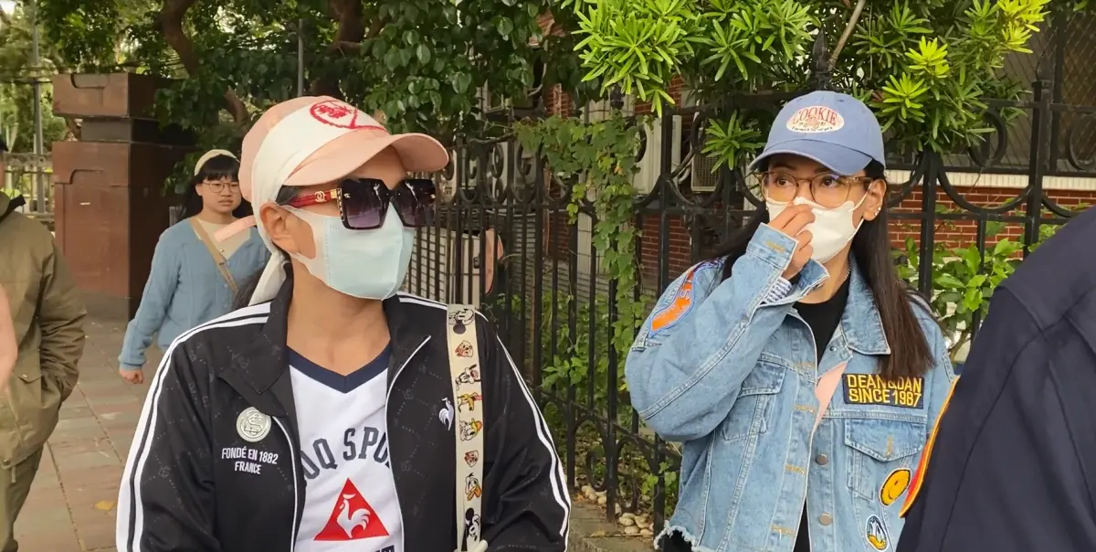 ▲剩小微（左）沒配合移民署限期離境要求，移民署最快明早強制驅離出境。（圖／記者劉松霖攝）